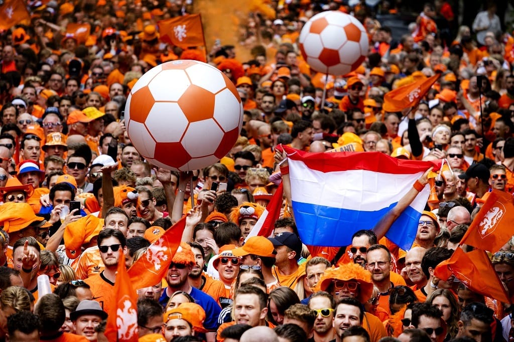 Videó: Holland szurkolók támadtak angolokra a szerda esti meccs előtt