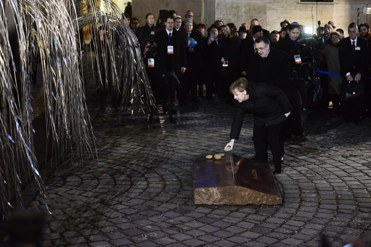 Holokauszt-túlélőkkel rázott kezet Merkel Budapesten