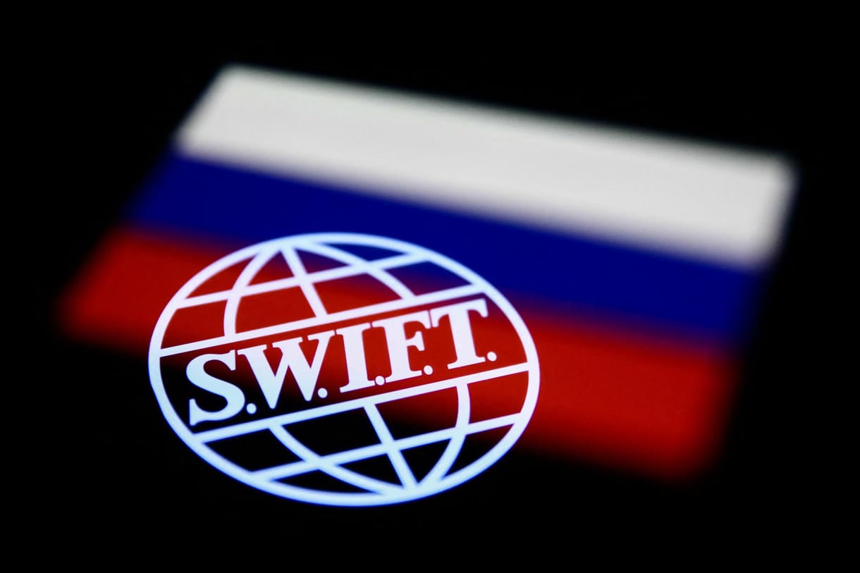 Bloomberg: Hét bankot zár ki a SWIFT rendszerből az EU