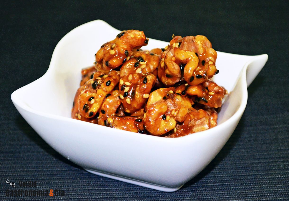 Tökéletes csemege:karácsonyi karamellizált dió szezámmal – recept