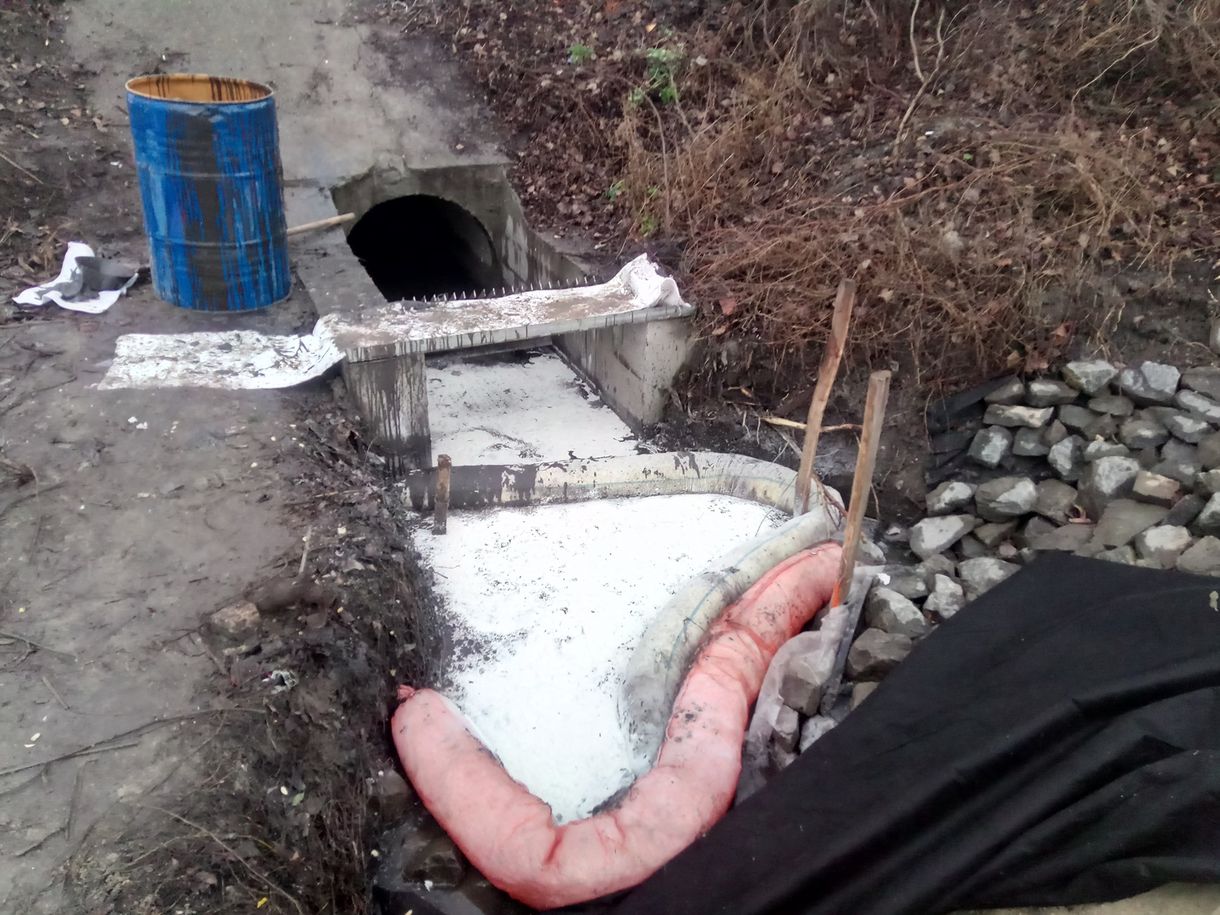 Szerdán ismét nagy mennyiségű olaj jelent meg a szigetszentmiklósi csatornánál