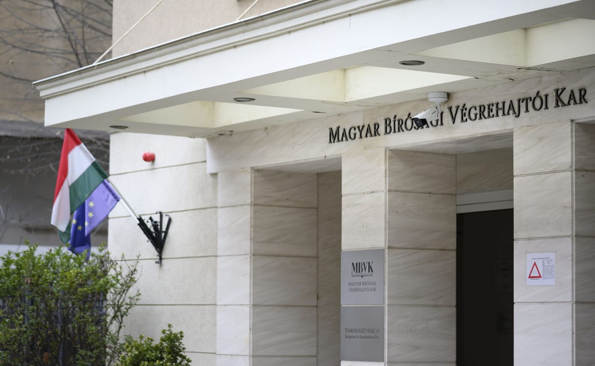 Több mint egymilliárd forint megfizetésére kötelezték a végrehajtói kart egy Schadl György idején felmondott szerződés miatt