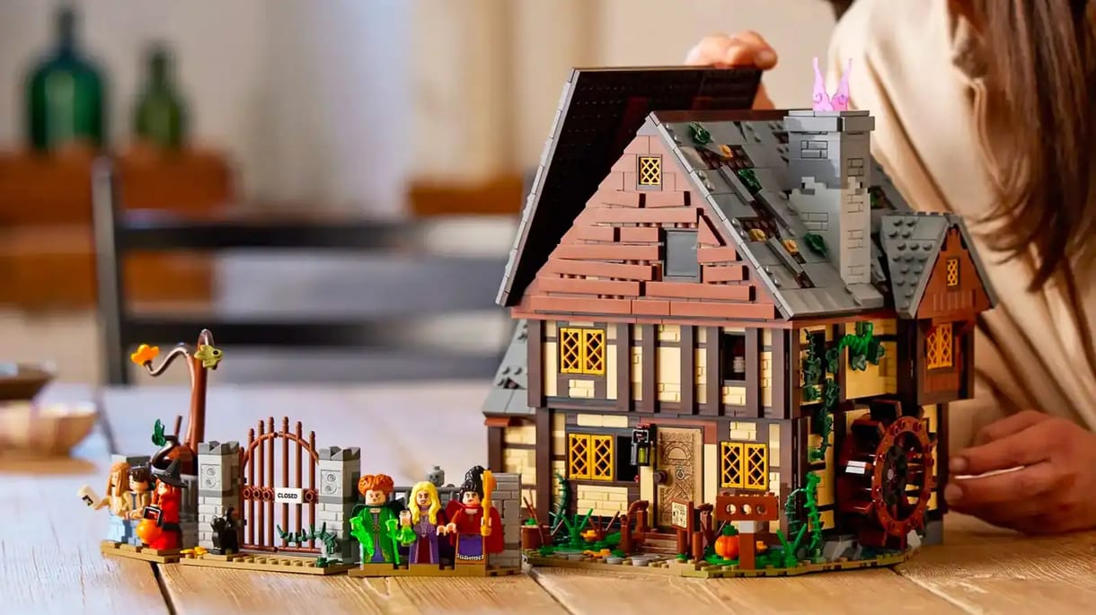 Újabb filmes Lego-készlet érkezik, felépíthetjük a Hókusz pókusz díszletét