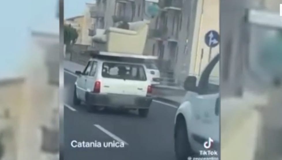 Videó: Egy Fiat Panda tetején szállított kanapéban hevert egy ember