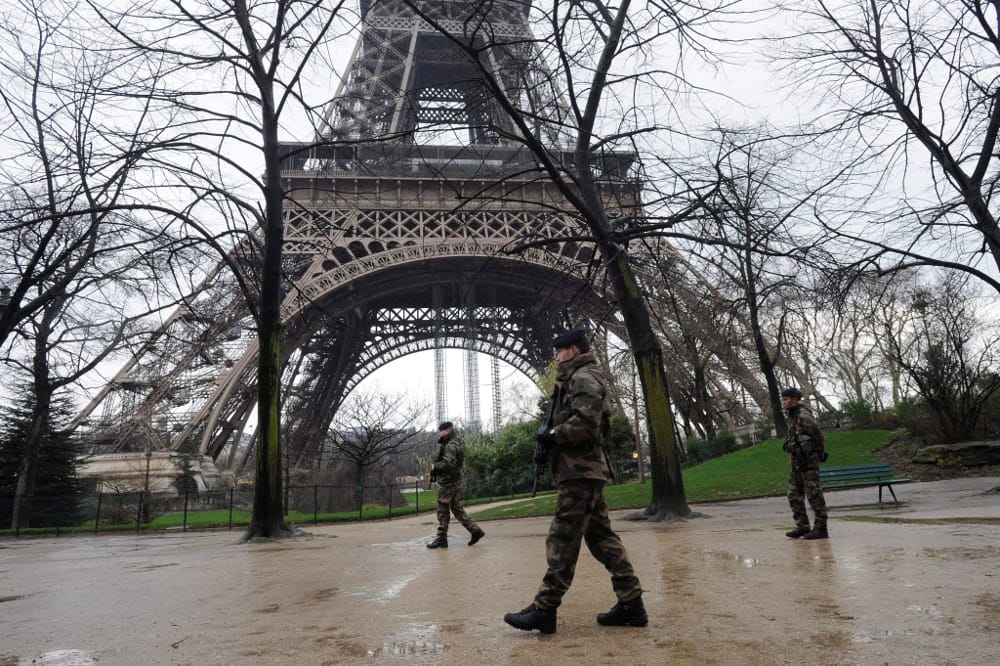 Géppisztolyos katonák védik az Eiffel-tornyot - fotók