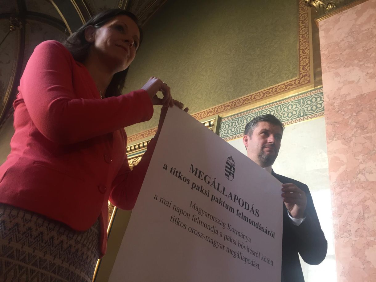 A parlamenti folyosón akciózott az LMP a paksügyi miniszter beiktatása előtt – fotó