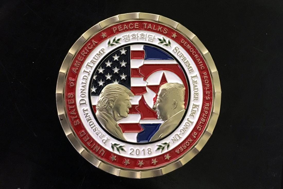 Elkapkodják az elmaradt Trump–Kim-csúcstalálkozó emlékérmeit