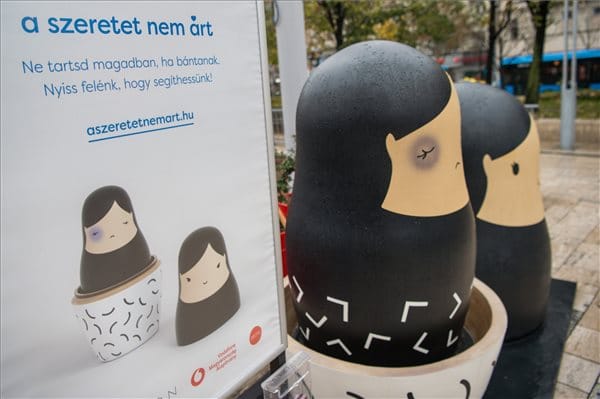 Monoklis matrjoska babák a nők elleni erőszak ellen