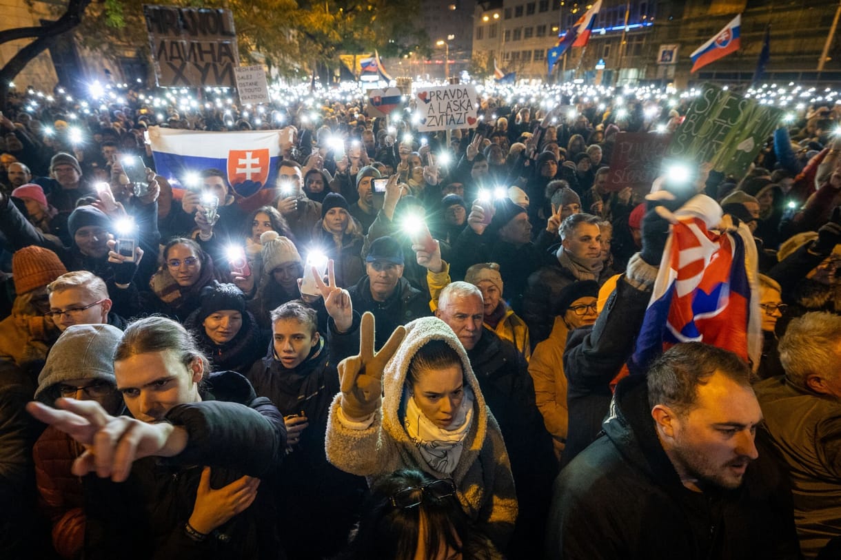 Tízezres ellenzéki tüntetés volt Pozsonyban a Fico-kormány ellen