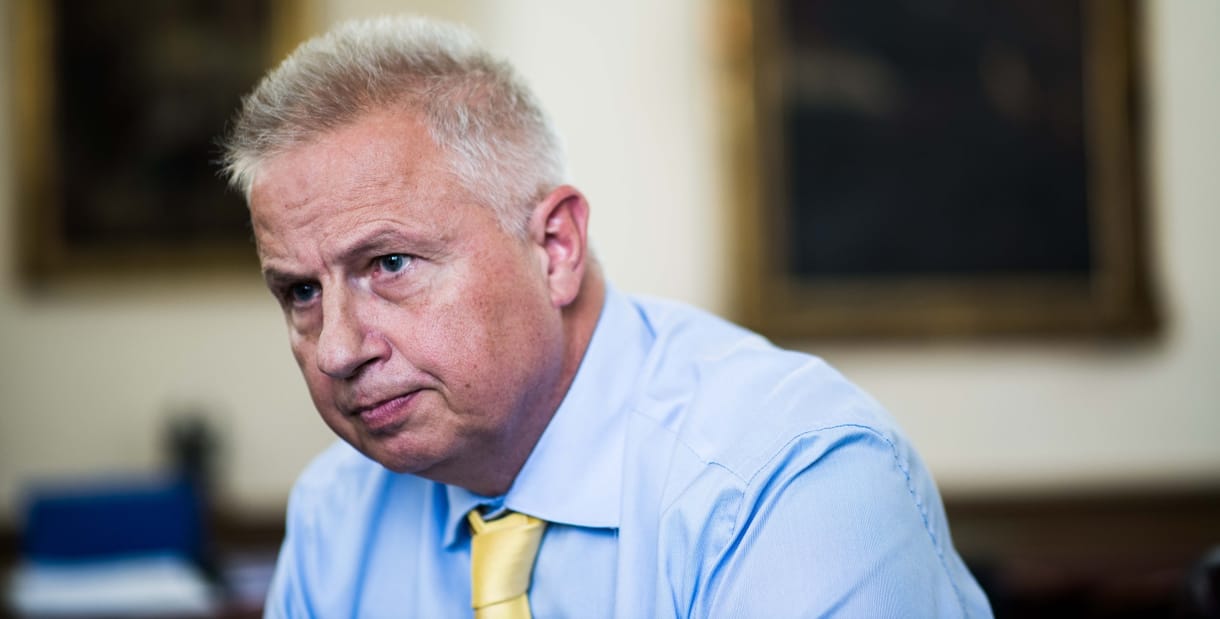 Ejtőernyősökkel töltheti fel a Fidesz az államügyi bíróságokat