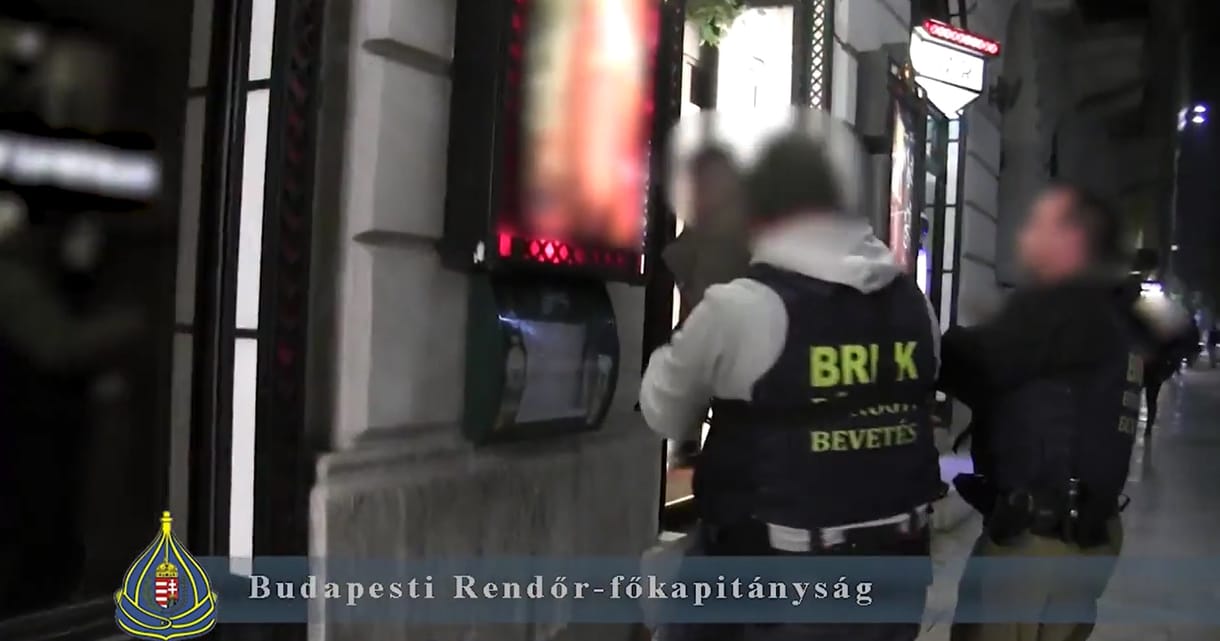 Turistacsapda sztriptízbárra csaptak le a rendőrök az V. kerületben