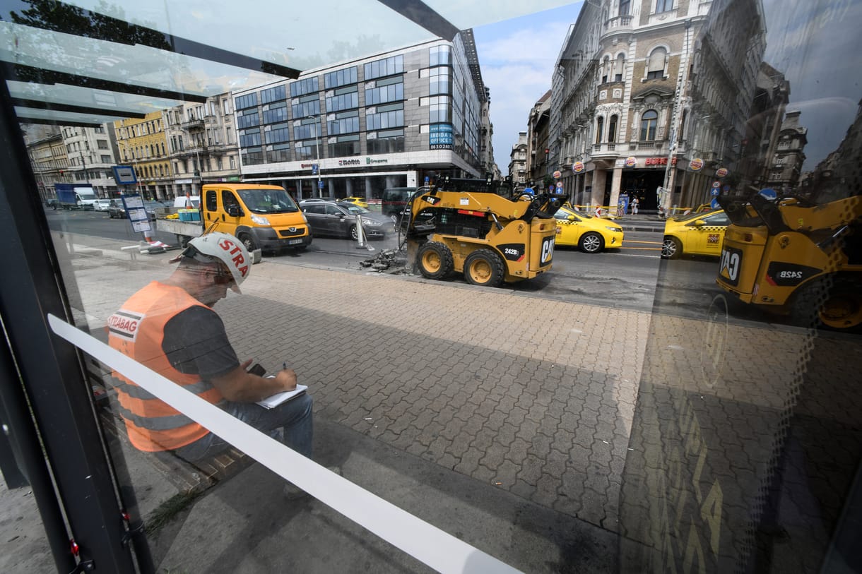 Meghekkelték a Blaha Lujza tér egyik reklámtáblájának hangszóróját, zsidózó szövegeket harsogott
