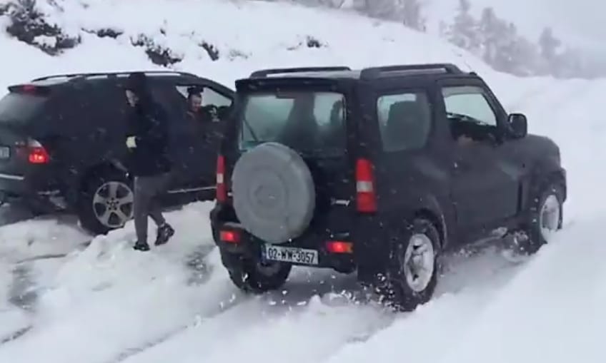 A nap videója: a kis Suzuki hóban alázza meg a nagy BMW-t