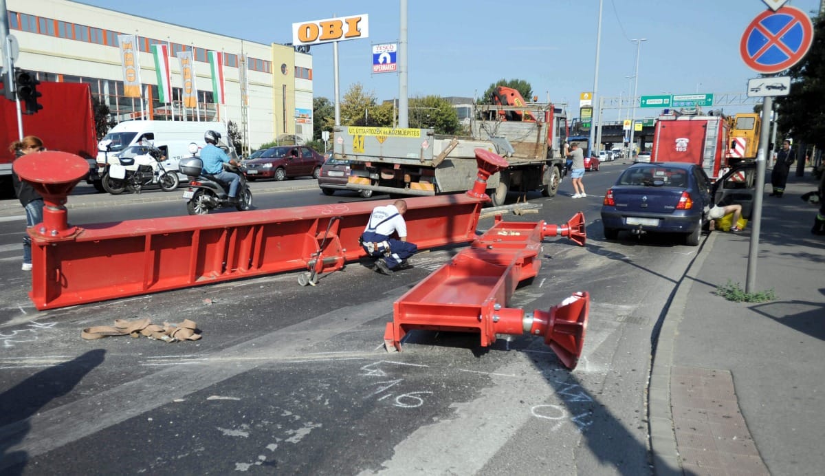 Óriásdaru darabjai dőltek egy autóra Budapesten - fotó