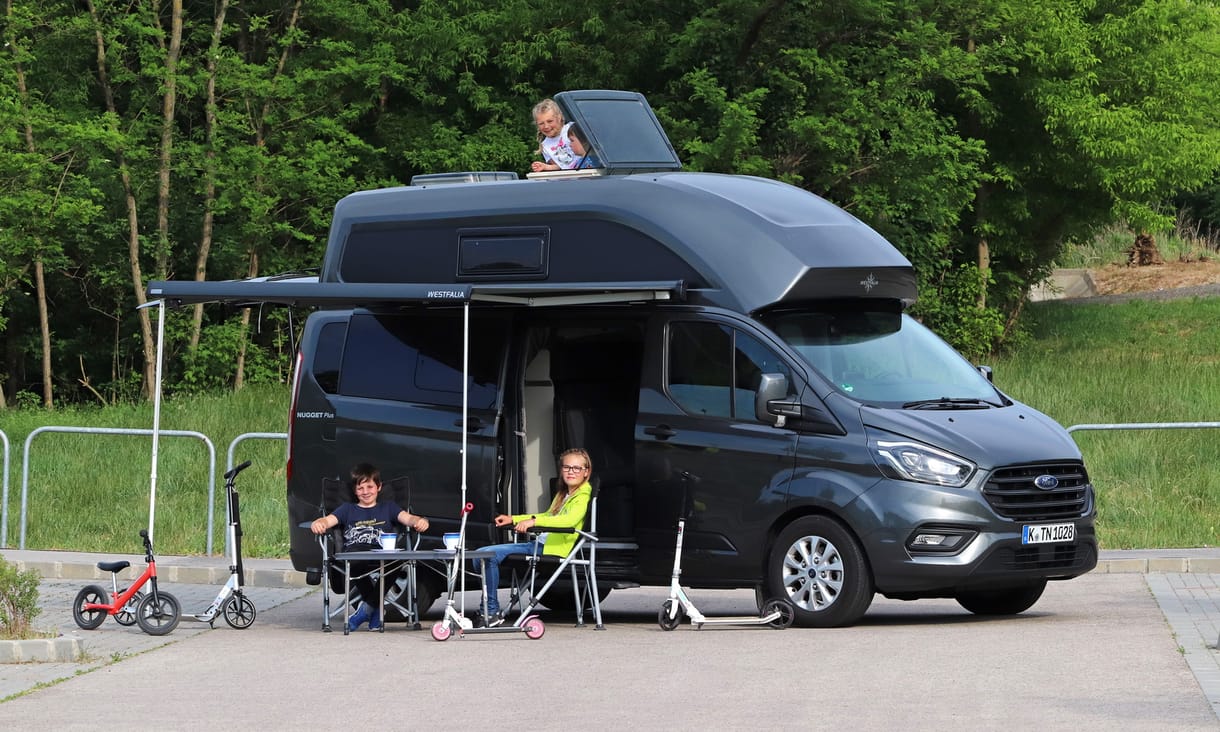 Nappali, konyha, fürdő és háló 10 négyzetméteren: teszten az új Ford lakóautó