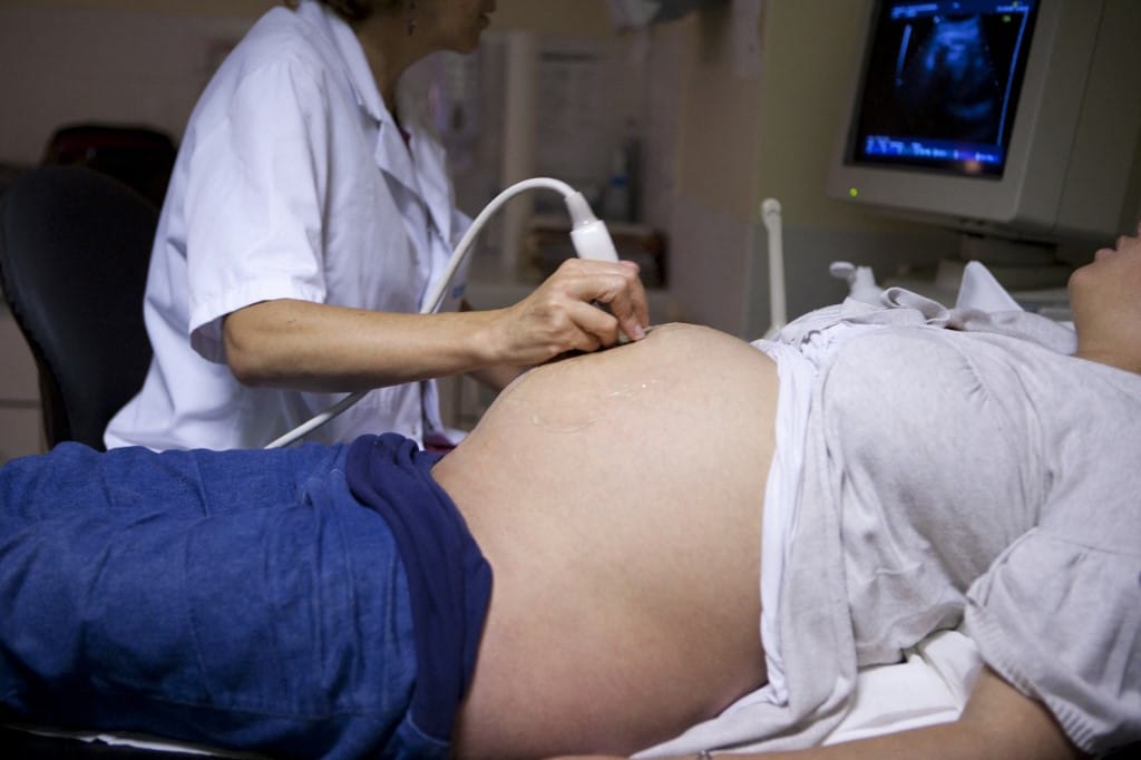 Lengyelországszerte tüntetnek, mert megint meghalt egy nő, akin nem végeztek abortuszt