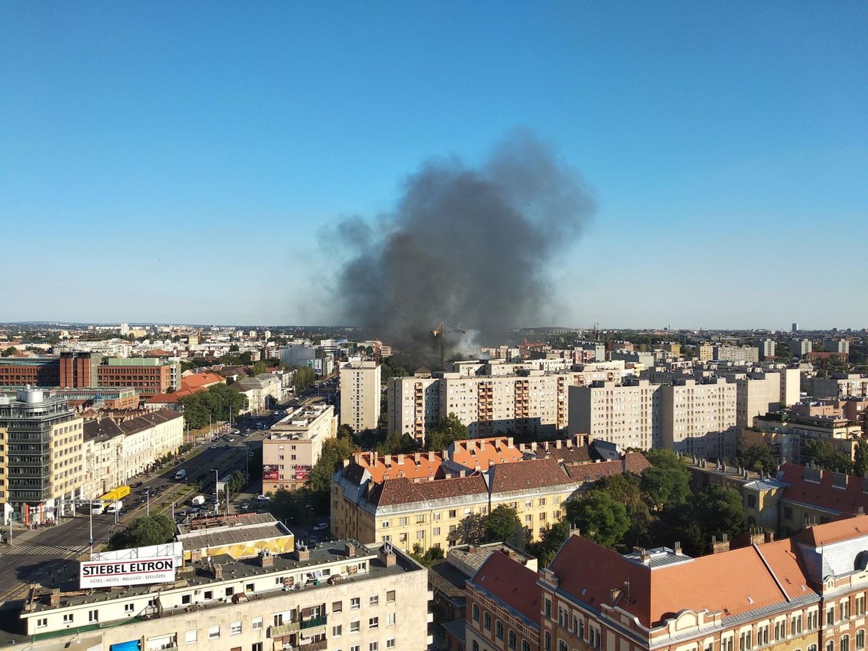 Hatalmas lángokkal égett egy ház a XIII. kerületben