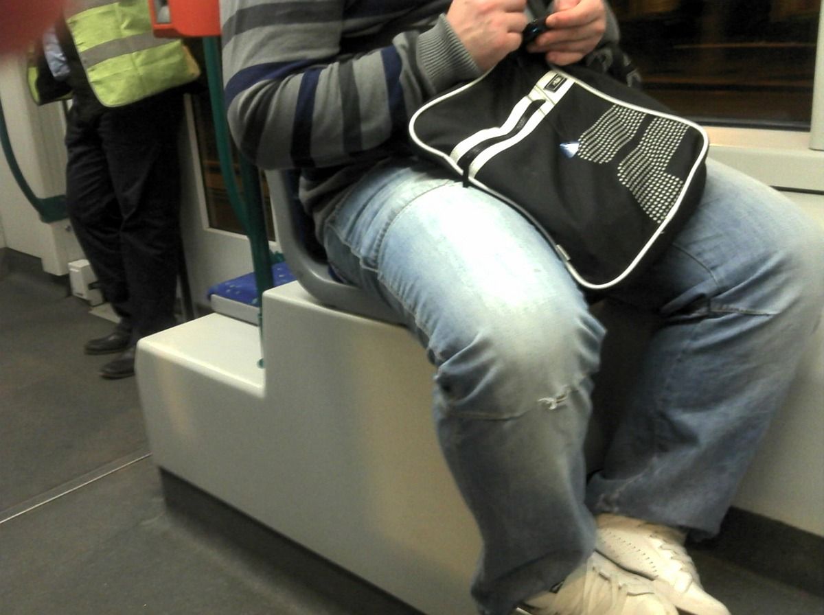Vigyázat, nyakunkon a márkaterror! Van önnek Fila táskája? 