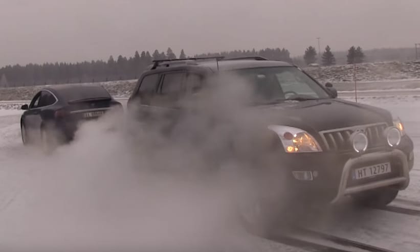Kötélhúzás hóban: A Tesla megverte a Toyota terepjárót – videó