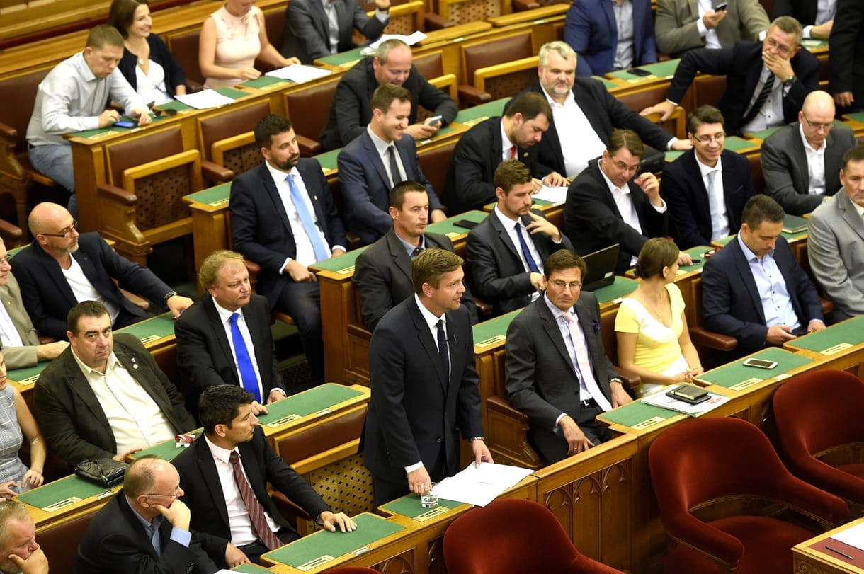 Dömötör Csaba a feleségével beszéli meg, mennyit utalnak Orbánnak