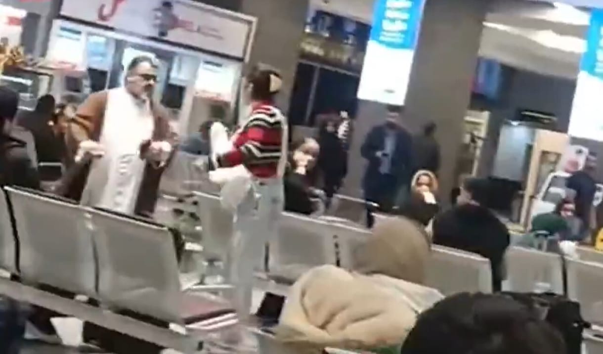 Letépte egy imám fejéről a turbánt, abból készített egy nő kendőt a teheráni reptéren