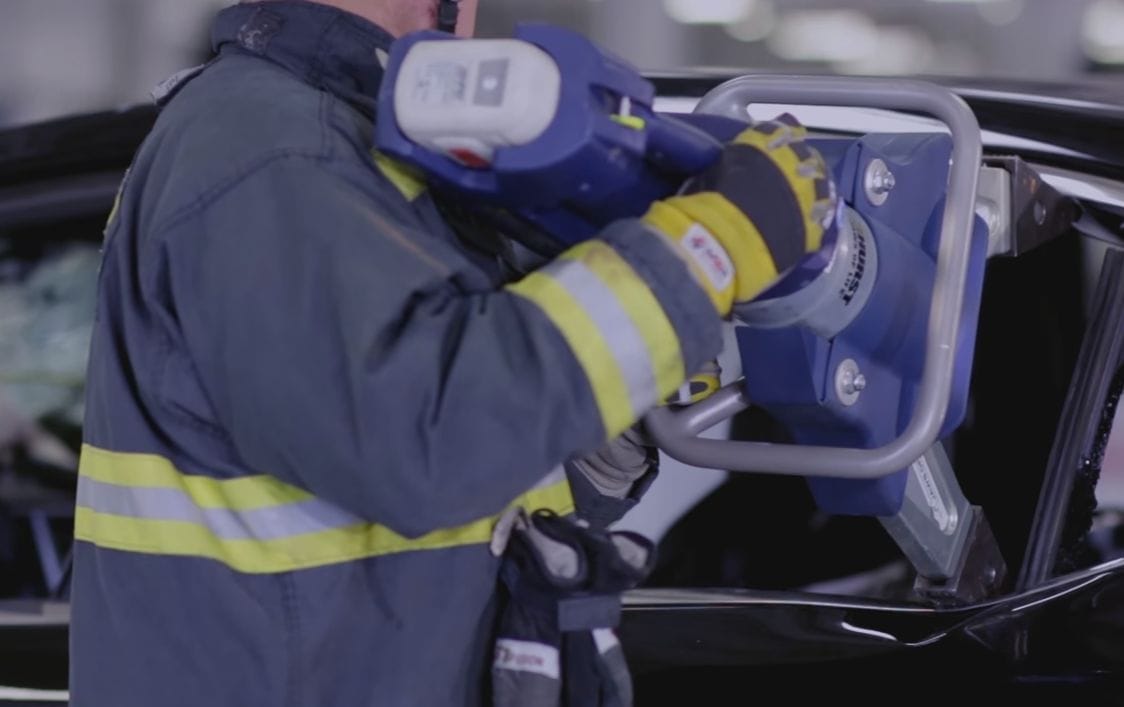 Így darabolják szét a tűzoltók a Tesla Model X-et – videó