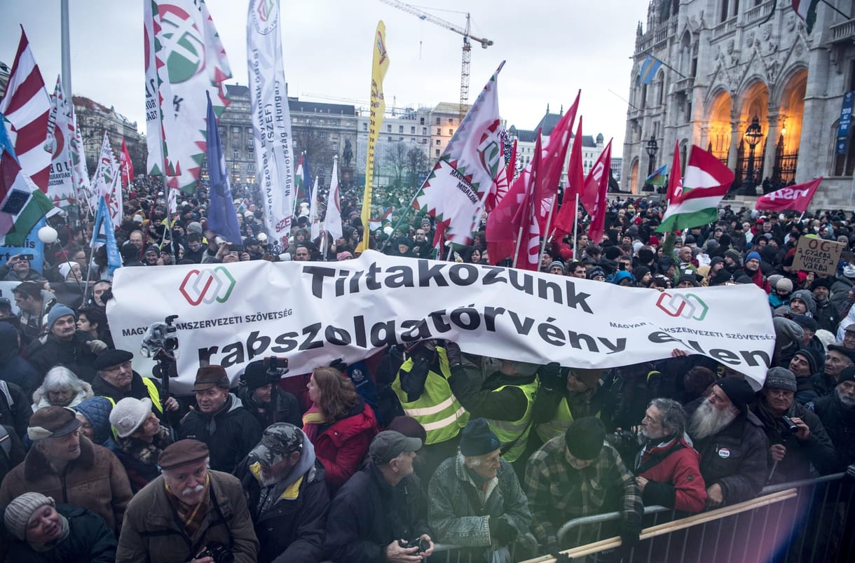 Ab: nem alkotmánysértő a „rabszolgatörvény”, de nincs is teljesen rendben