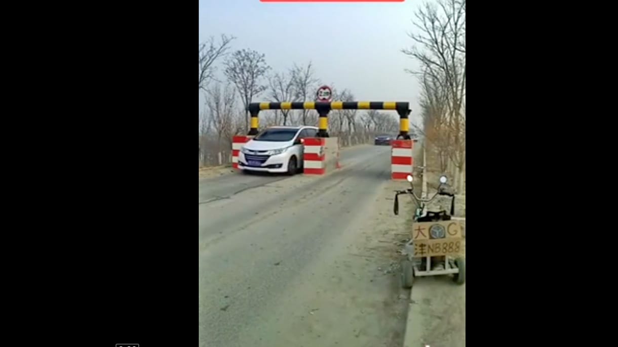 Enyhén szólva is rémisztőek a kínai közúti kapuk – videó