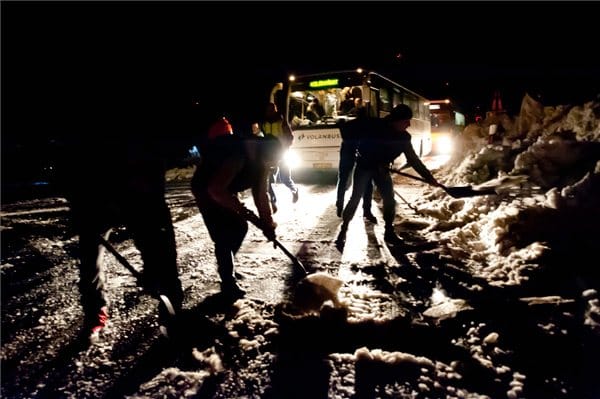Fotó: emberi erővel küzdöttek a hó ellen az M1-esen