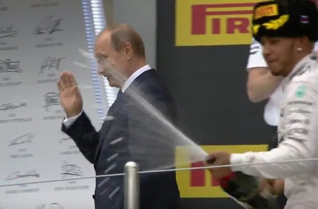 Hiába a videó, Hamilton tagadja Putyin lefröcskölését