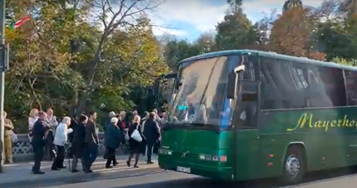 Videó: Százakat buszoztattak Orbán Viktor veszprémi beszédére