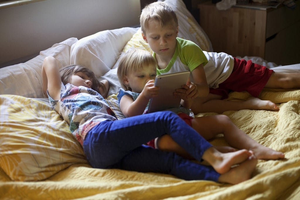 Ezért baj, ha túl korán kapják kézbe a gyerekek a mobiltelefont