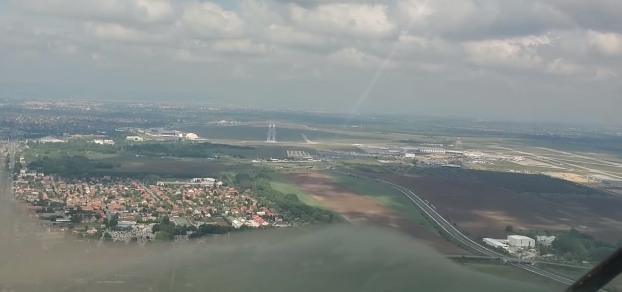 Kíváncsi, mit látnak a pilóták, amikor Ferihegyen landolnak? Itt megnézheti