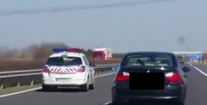 Senki ne féljen jobbról előzni egy rendőrautót