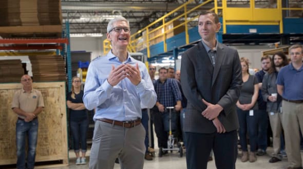 Fotó: csak nem az iPhone 8 van Tim Cook zsebében?