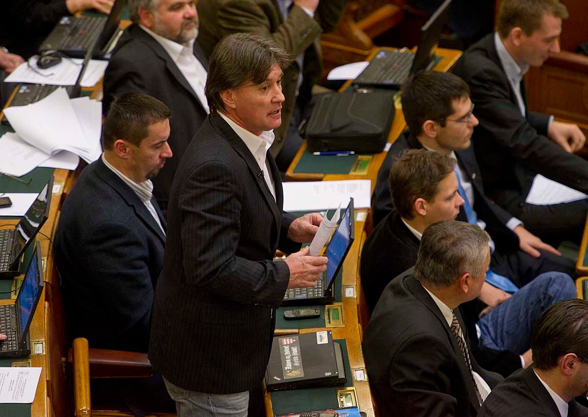 Hatszázezres kártérítést fizethet Lendvai Ildikó Pörzsének