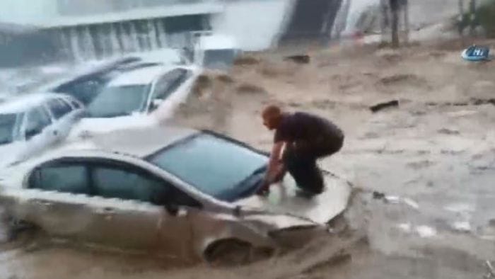 Videó: gyakorlatilag szörföztek az autók Ankara főutcáján
