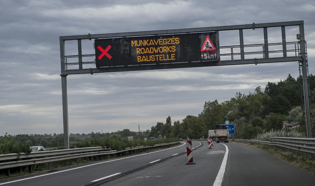 Lázár János Mészáros Lőrincék autópályáival ékeskedik