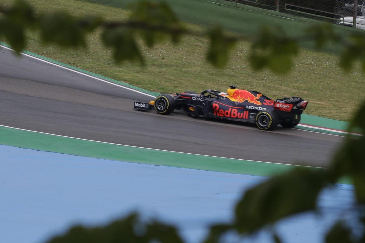 Ütközés, baleset után Verstappen nyerte a Forma-1 futamát
