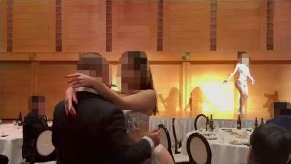 Fehérneműs öltáncos lányok léptek fel a japán kormányfő pártjának buliján