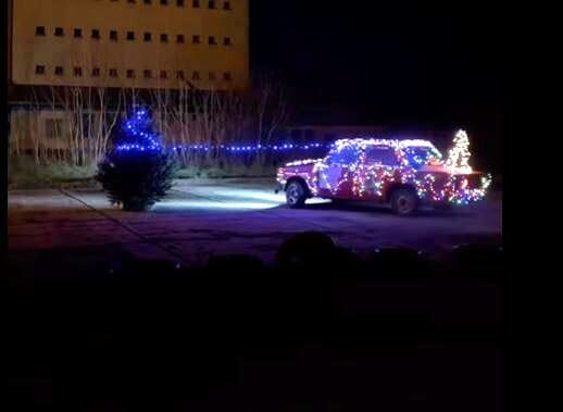 Zsigulival driftelve díszítik a karácsonyfát Jászapátiban – videó
