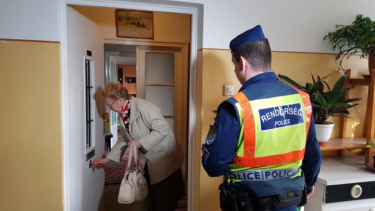 Rendőrök a házaknál, így ürítették ki a BAH-csomópont közeli lakásokat a bombák miatt – fotók