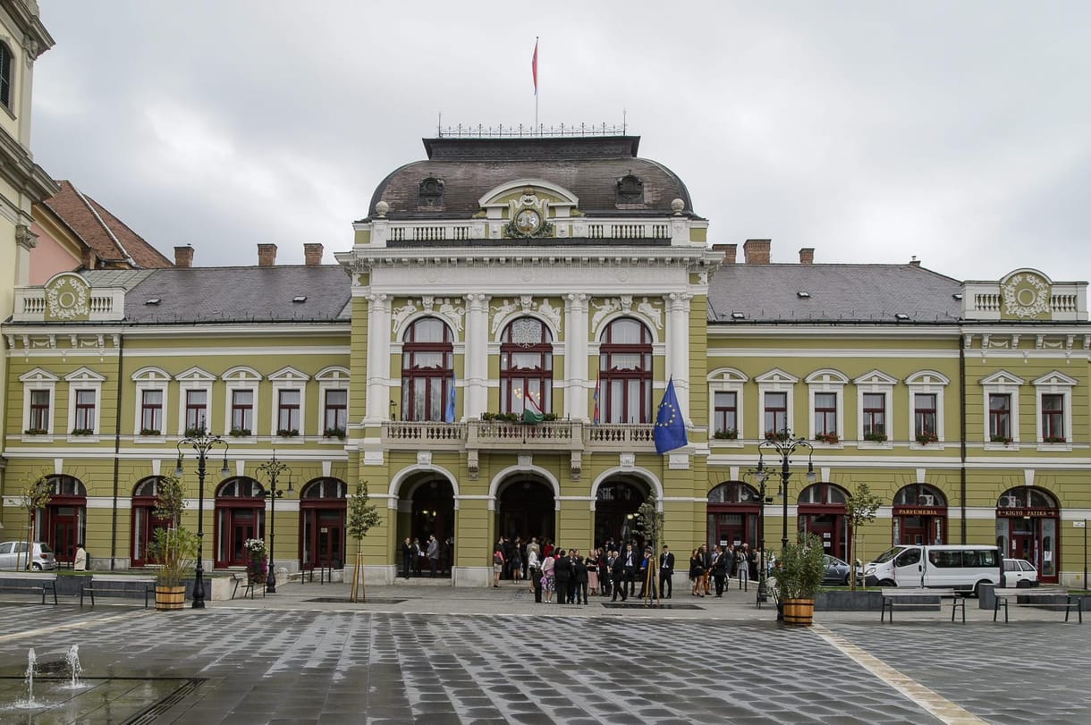 Távozik az Egri Városfejlesztési Kft. vezetője, mert 900 ezres kanapét vett a cégnek, de a kopott kanapéja volt az irodájában