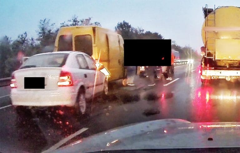 Koccant egy Opel és egy furgon a 4-esen, egy utas az úttesten kezdte gyepálni a sofőrt