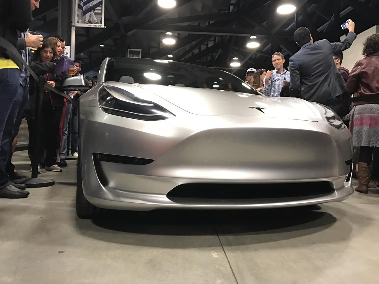 Fotók: így változtatták meg a legolcsóbb Tesla kinézetét