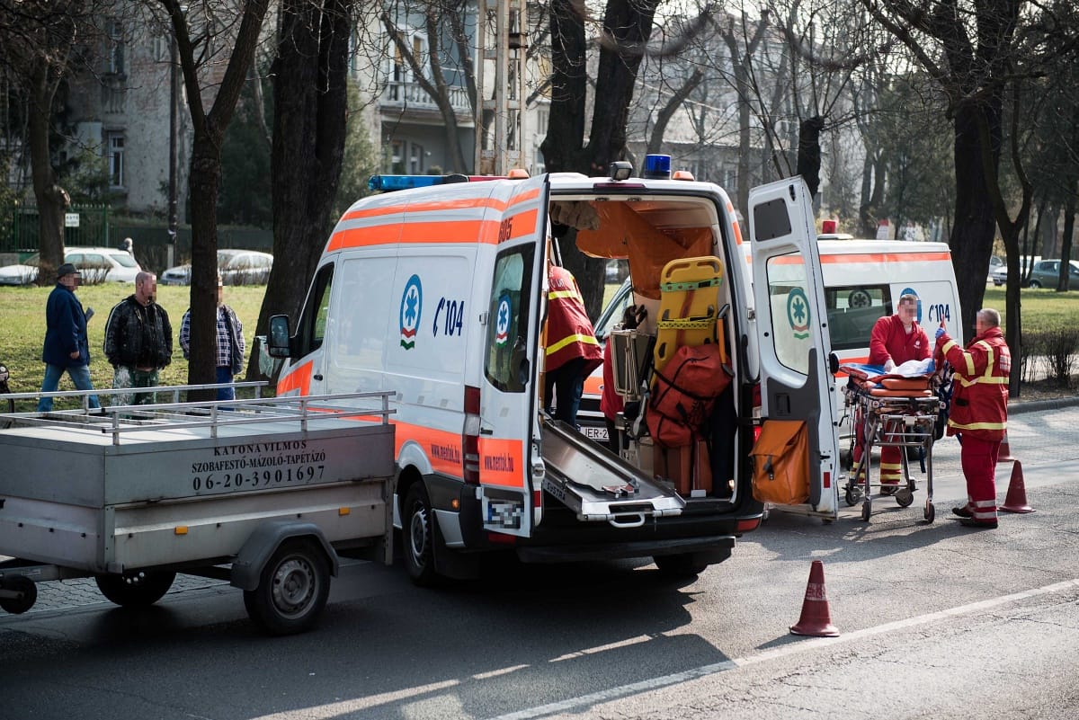 Mentőkre támadt egy bedrogozott férfi Budapesten