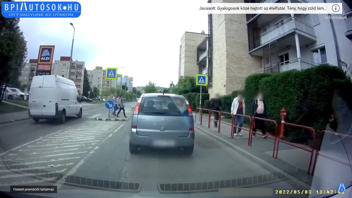 Zebrán, szabálytalanul előzött a furgonos, de pechére felvette a kamera