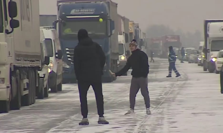 A nap videója: ilyen egy kis teniszezés a havas autópályán