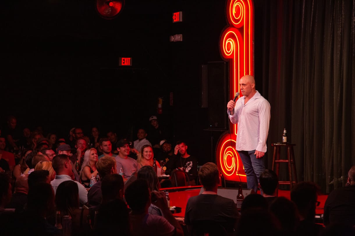 Joe Rogan nem csak egy ámokfutó, de egy generáció hangja is, aki a maga képére formálja a médiát
