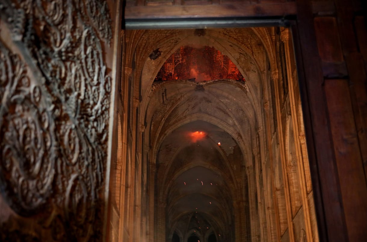 Beütött a baj a YouTube-nál, szerintük terrortámadás érte a Notre-Dame-ot
